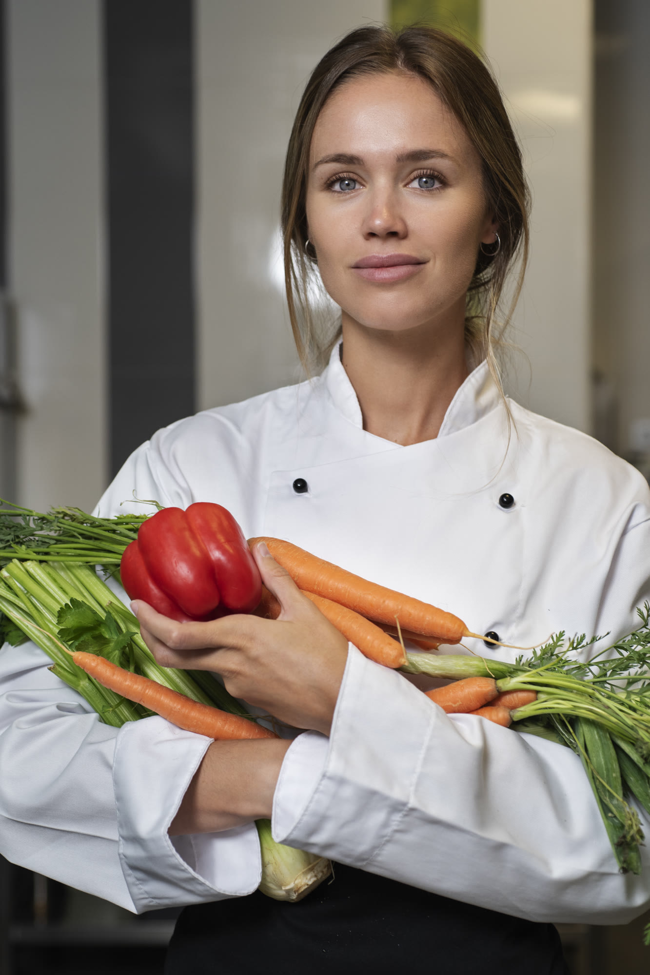 Lina Brancato, cheffe et fondatrice de l'Osteria Salina, avec des légumes de saison dans la cuisine