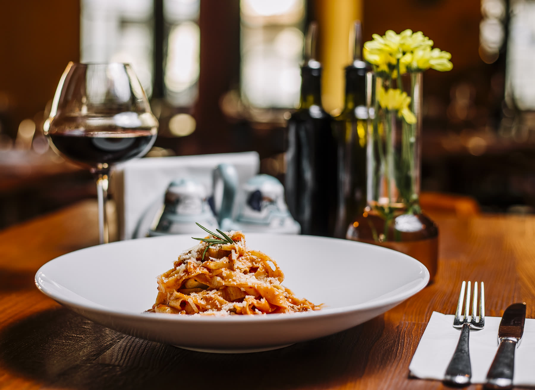 Tagliatelle au ragù napolitain mijoté, parmesan râpé