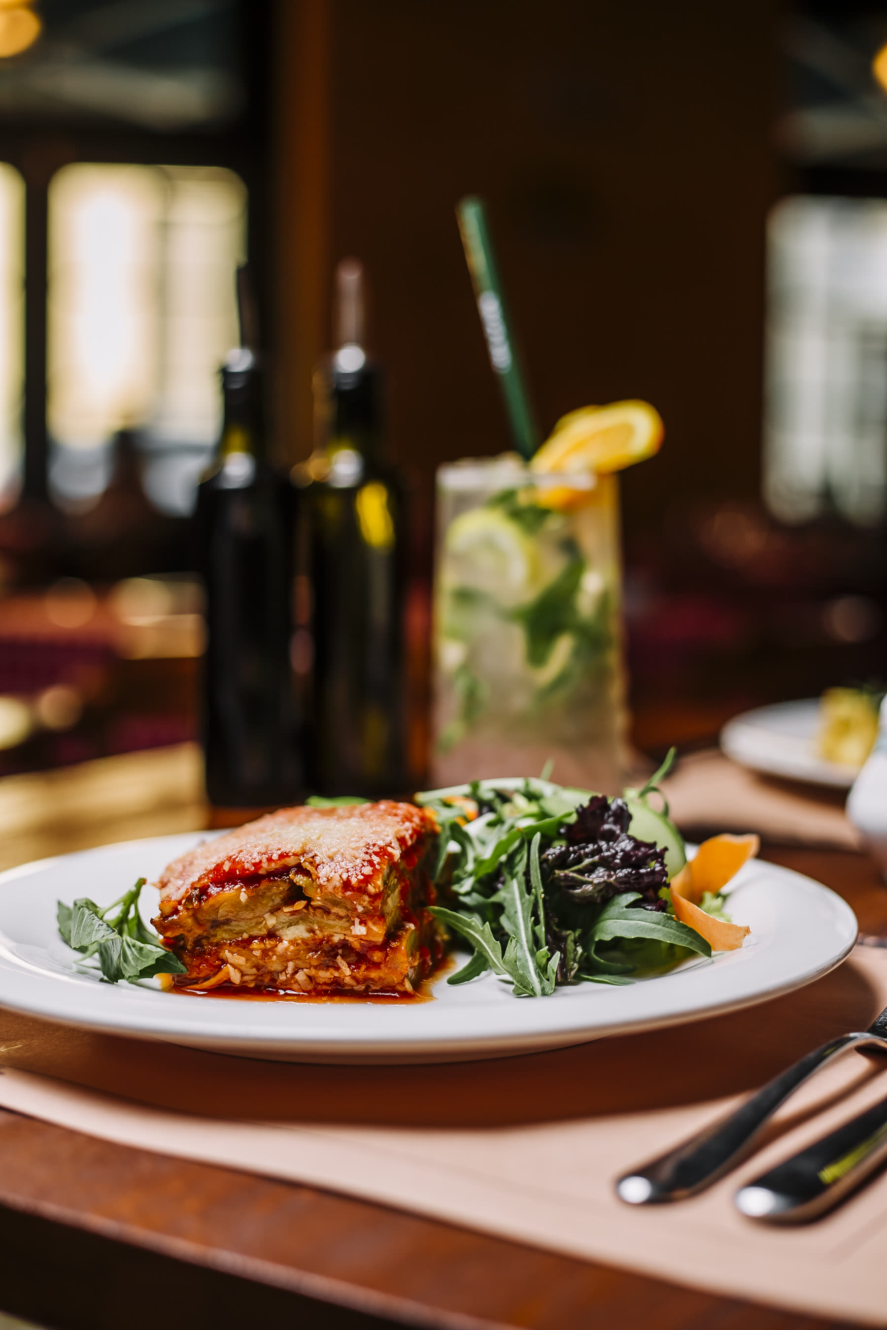 Lasagnes italiennes servies avec une salade de roquette