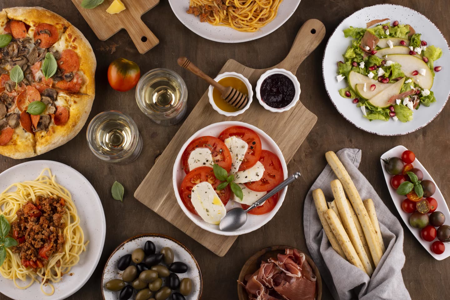 La grande tablée à partager, plats posés au centre de la table