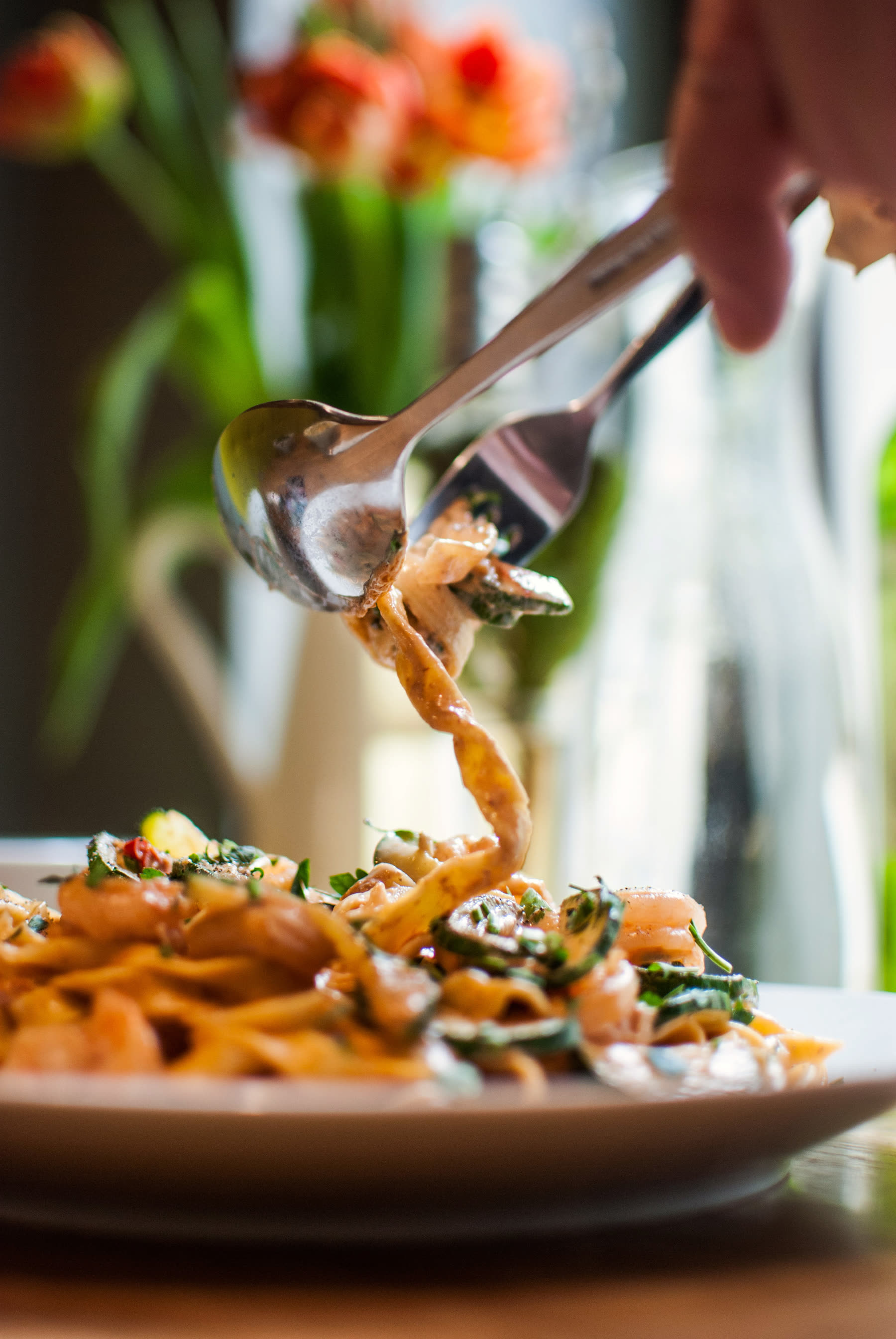 Spaghetti allo scoglio aux fruits de mer, servis dans une assiette blanche